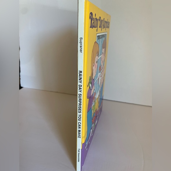 VINTAGE 1981 RAINY DAY SURPRISES YOU CAN MAKE Hardcover Crafting Book USED - Picture 7 of 8